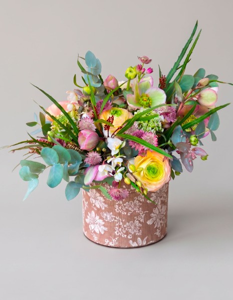 Flower box con scatola damascata in tessuto e fiori rosa e pesca