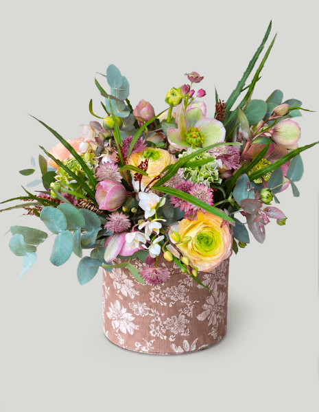 SETA FLOWER BOX Ranuncoli pesca, elleboro bianco-rosa, orchidea, astrantia, trevilea 