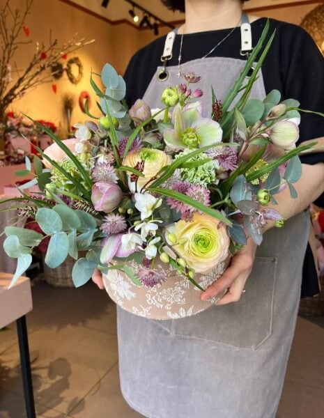 ETA FLOWER BOX Ranuncoli pesca, elleboro bianco-rosa, orchidea, astrantia, trevilea