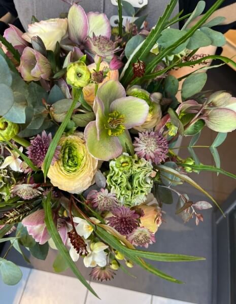 ETA FLOWER BOX Ranuncoli pesca, elleboro bianco-rosa, orchidea, astrantia, trevilea