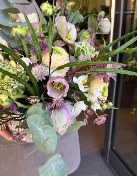 ETA FLOWER BOX Ranuncoli pesca, elleboro bianco-rosa, orchidea, astrantia, trevilea