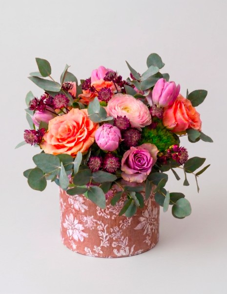 Flower box con scatola damascata in tessuto stile romantico con ranuncoli e rose
