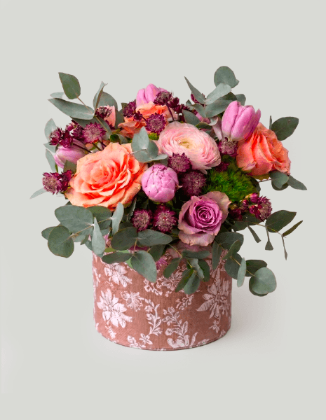 PESCA FLOWER BOX Rose arancio, ranuncoli rosa intenso, tulipani fucsia, astrantia ed eucalipto
