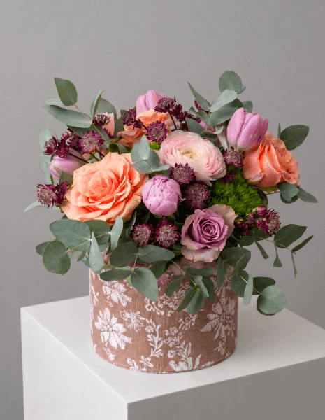 PESCA FLOWER BOX M - Rose arancio, ranuncoli rosa intenso, tulipani fucsia, astrantia ed eucalipto
