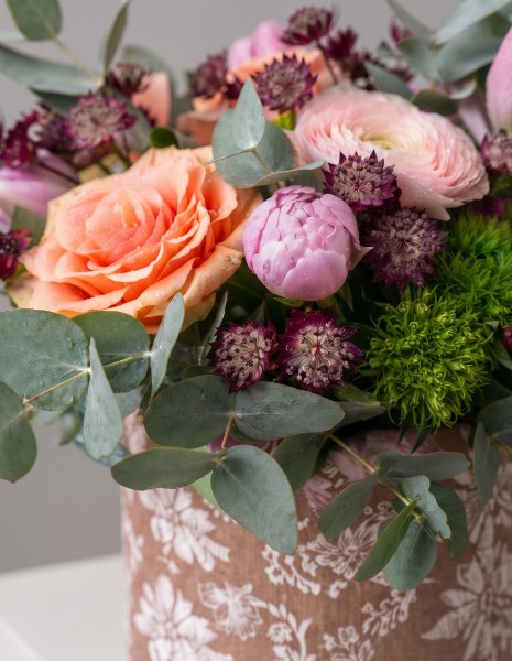PESCA FLOWER BOX M - Rose arancio, ranuncoli rosa intenso, tulipani fucsia, astrantia ed eucalipto