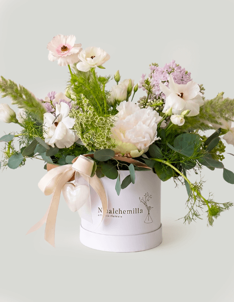 PERLA FLOWER BOX Ranuncoli, peonie bianche, lisianthus, setaria e nigella