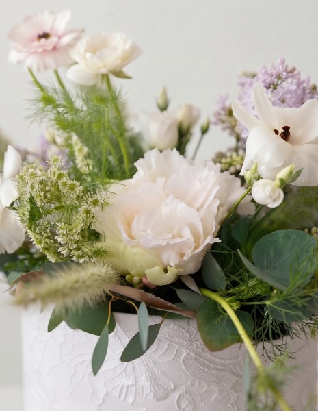 PERLA FLOWER BOX S - Ranuncoli, peonie bianche, lisianthus, setaria e nigella