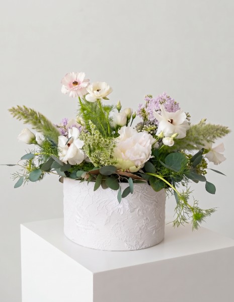PERLA FLOWER BOX S - Ranuncoli, peonie bianche, lisianthus, setaria e nigella