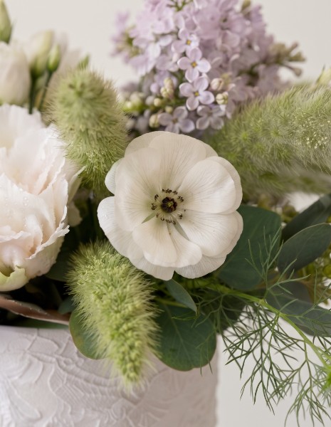 PERLA FLOWER BOX S - Ranuncoli, peonie bianche, lisianthus, setaria e nigella