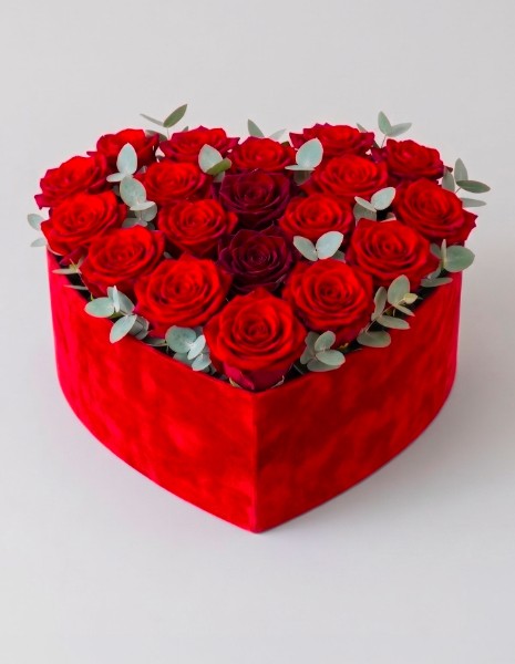Flower box a cuore con rose rosse
