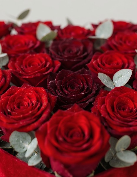 RUBINO FLOWER BOX L - Cuore in velluto rosso con rose rosse Explorer ed eucalipto