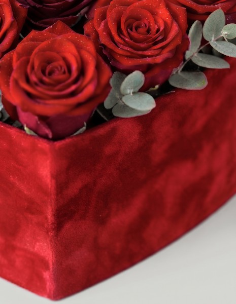 RUBINO FLOWER BOX L - Cuore in velluto rosso con rose rosse Explorer ed eucalipto