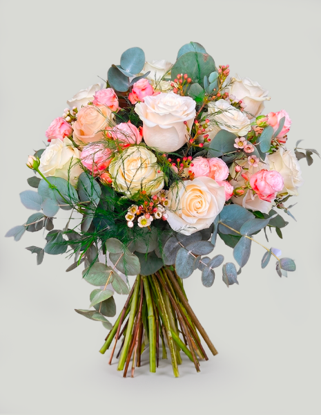 BOUQUET ADELE Rose bianche e roselline rosa con wax flower, eucalipto e bacche