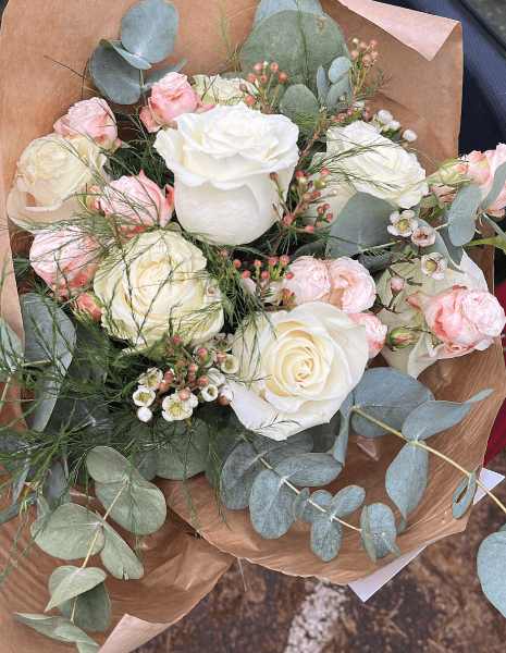 BOUQUET ADELE | S  - Rose bianche e roselline rosa con wax flower, eucalipto e bacche