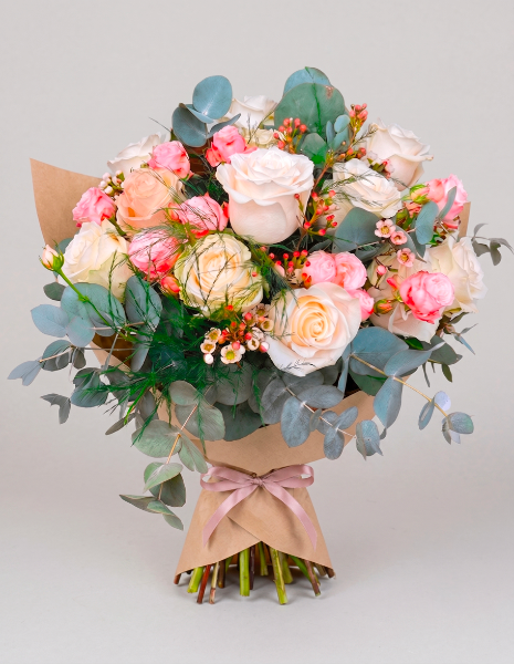 BOUQUET ADELE | S  - Rose bianche e roselline rosa con wax flower, eucalipto e bacche