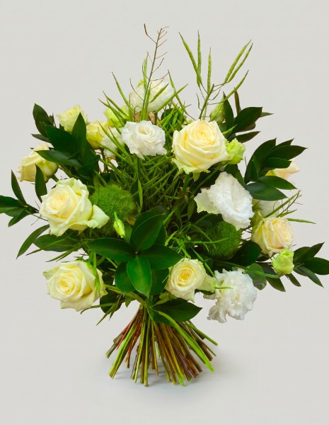 Bouquet Antonia con rose bianche ed elementi botanici verdi