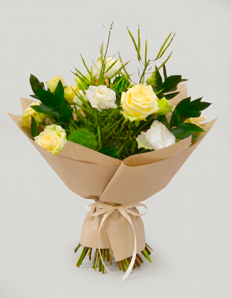 BOUQUET ANTONIA Rose bianche con Green Trick e verde di stagione naturale