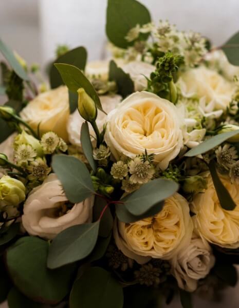 BOUQUET ELIZABETH Rose inglesi color crema con lisianthus bianchi, astrantia, ammi visnaga