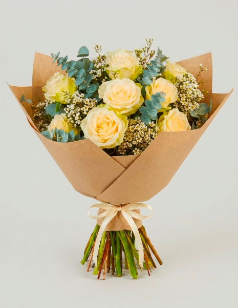 BOUQUET BRUNA | S - Rose bianche Mondial con eucalipto e wax flower bianco