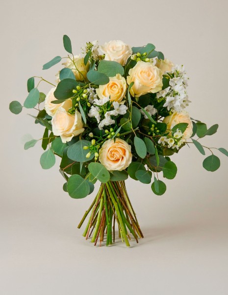 Bouquet Diana con rose bianche ed elementi naturali 