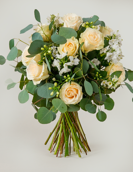 BOUQUET DIANA Rose bianche a bocciolo singolo con chiffon bianco ed eucalipto Medaglia