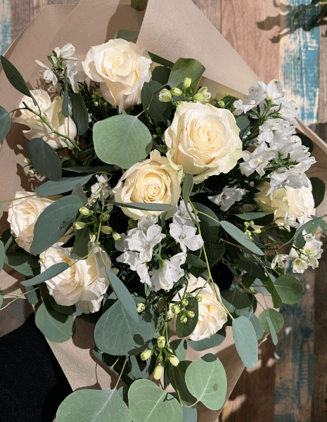 BOUQUET DIANA Rose bianche a bocciolo singolo con chiffon bianco ed eucalipto Medaglia