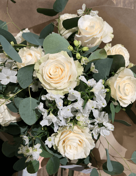 BOUQUET DIANA Rose bianche a bocciolo singolo con chiffon bianco ed eucalipto Medaglia