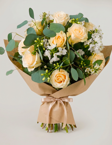 BOUQUET DIANA Rose bianche a bocciolo singolo con chiffon bianco ed eucalipto Medaglia