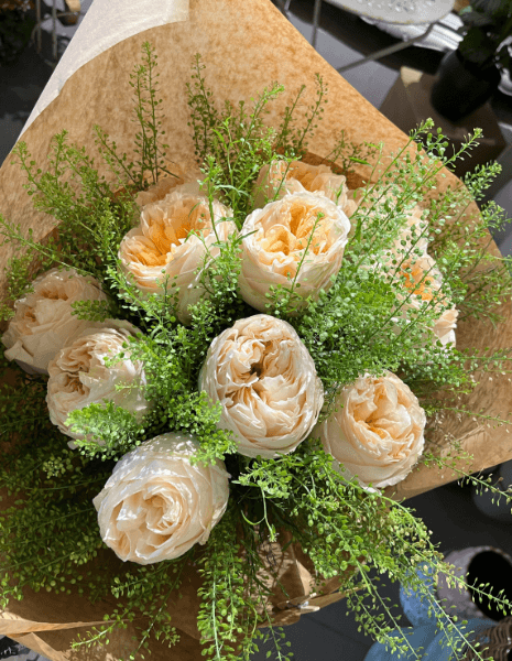 BOUQUET DRUSILLA Rose inglesi color pesca con verde brillante Thlaspi Green Bell