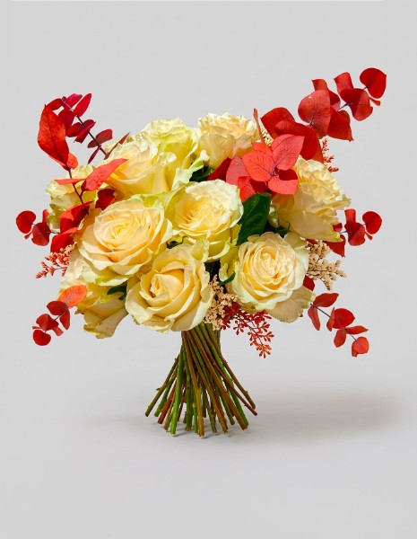 Bouquet Federica con rose bianche ed eucalipto stabilizzato dai toni bruciati