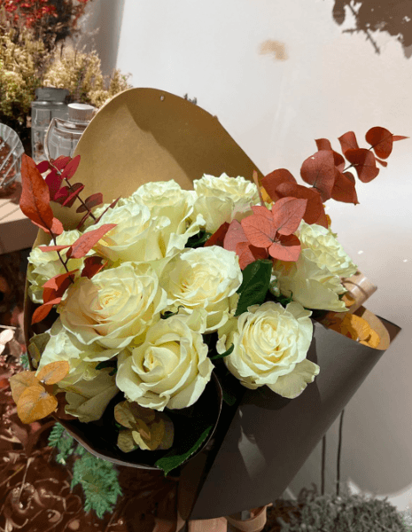 BOUQUET FEDERICA Rose bianche Mondial con eucalipto stabilizzato