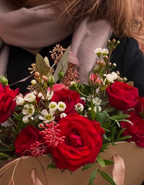 BOUQUET AMORA Forma a cappello con rose miste e verdi leggeri