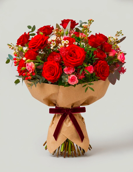 BOUQUET AMORA Forma a cappello con rose miste e verdi leggeri