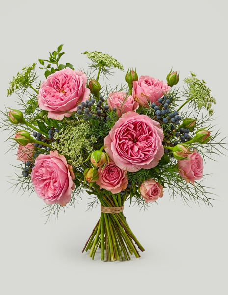 BOUQUET VALERIA Rose inglesi con bacche di ligustro, ammi visnaga e accenti decorativi stagionali