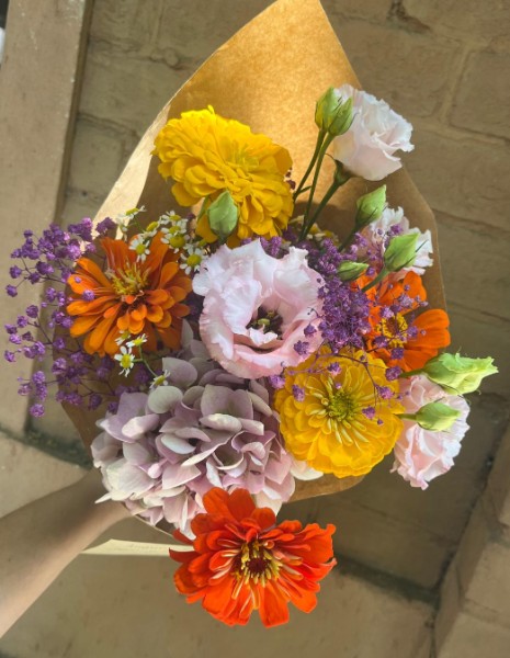BOUQUET ANNALISA Zinnie dai colori accesi con ortensia lilla, lisianthus e gypsophila