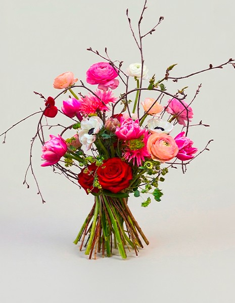 Bouquet Beatrice asimmetrico con ranuncoli e tulipani in struttura a cuore