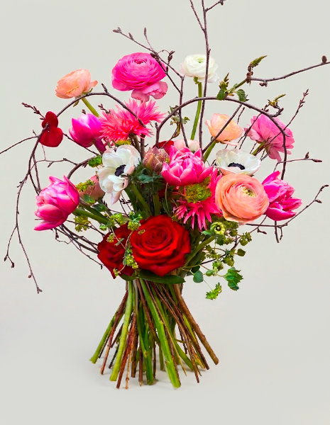 BOUQUET BEATRICE Rose rosse, ranuncoli pesca, tulipani doppi fucsia e anemoni bianchi