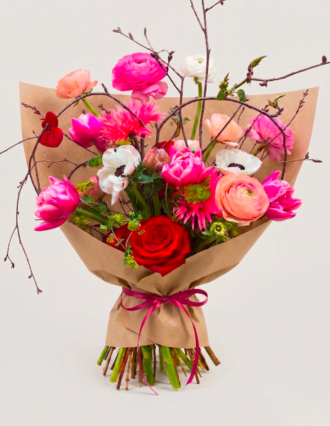 	 BOUQUET BEATRICE Rose rosse, ranuncoli pesca, tulipani doppi fucsia e anemoni bianchi