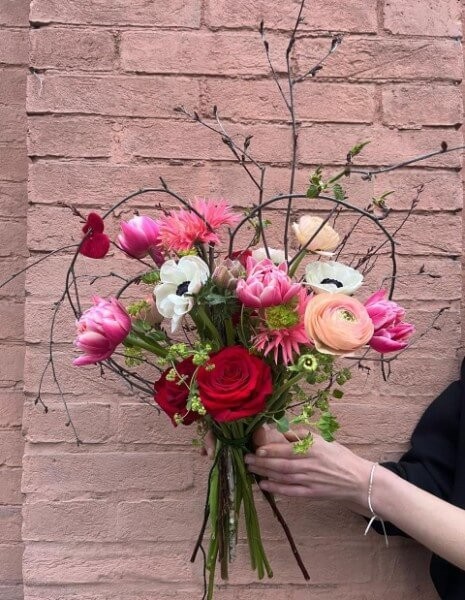 	 BOUQUET BEATRICE Rose rosse, ranuncoli pesca, tulipani doppi fucsia e anemoni bianchi