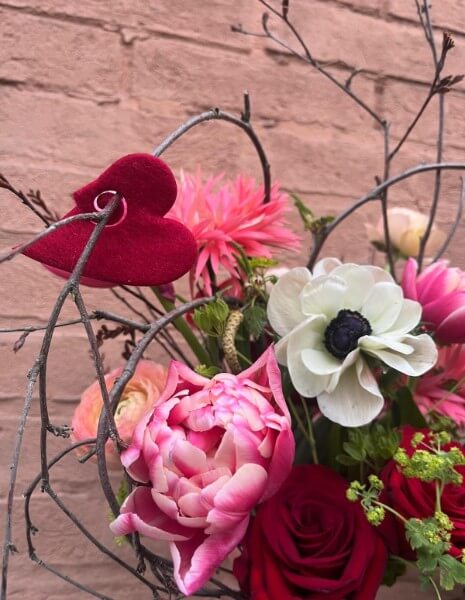	 BOUQUET BEATRICE Rose rosse, ranuncoli pesca, tulipani doppi fucsia e anemoni bianchi