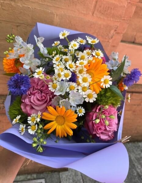 BOUQUET CAMILLA Rose fucsia con prevalenza di camomilla, gerbere tipo margherita e calendula