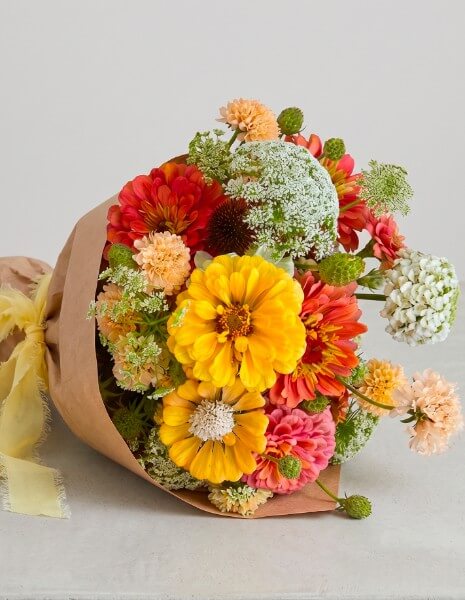BOUQUET CATERINA Zinnie dai colori rosa, arancio e giallo con fiori di carota e scabiosa
