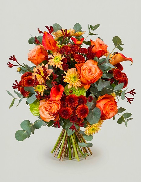 Bouquet Cloe dai colori autunnali con rose arancio ed elementi botanici mix