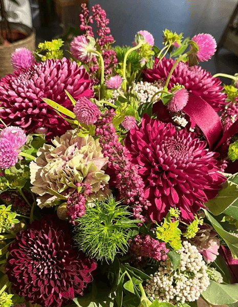BOUQUET CLIZIA Crisantemi fucsia, garofani, gomphrena fucsia e bupleurum