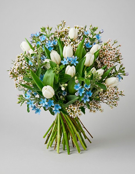 Bouquet Cristina con tulipani bianchi e tocco di azzurro
