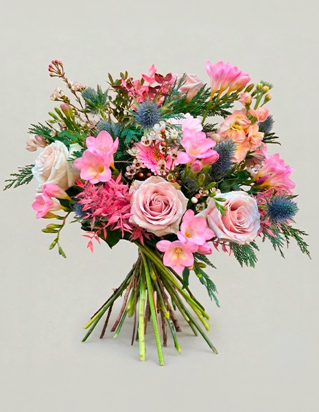 Bouquet Dafne nelle tonalità del rosa con rose, fresie ed eryngium