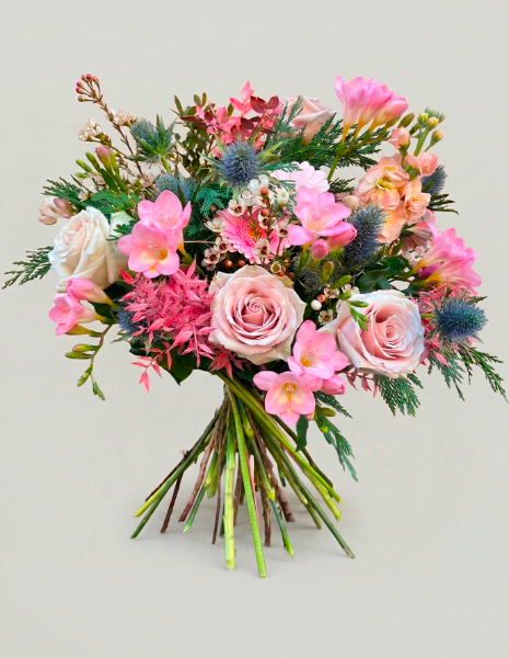 BOUQUET DAFNE Rose rosa, fresie rosa, eryngium e piccoli fiori di campo