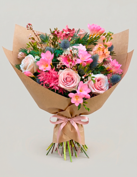 BOUQUET DAFNE Rose rosa, fresie rosa, eryngium e piccoli fiori di campo