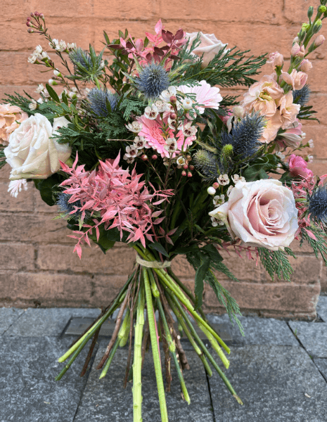 BOUQUET DAFNE Rose rosa, fresie rosa, eryngium e piccoli fiori di campo
