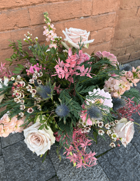 BOUQUET DAFNE Rose rosa, fresie rosa, eryngium e piccoli fiori di campo